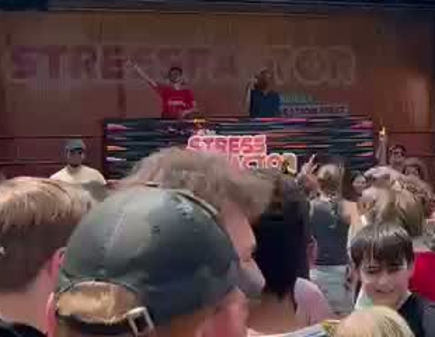 DJ Spacer achter de draaitafels op podium