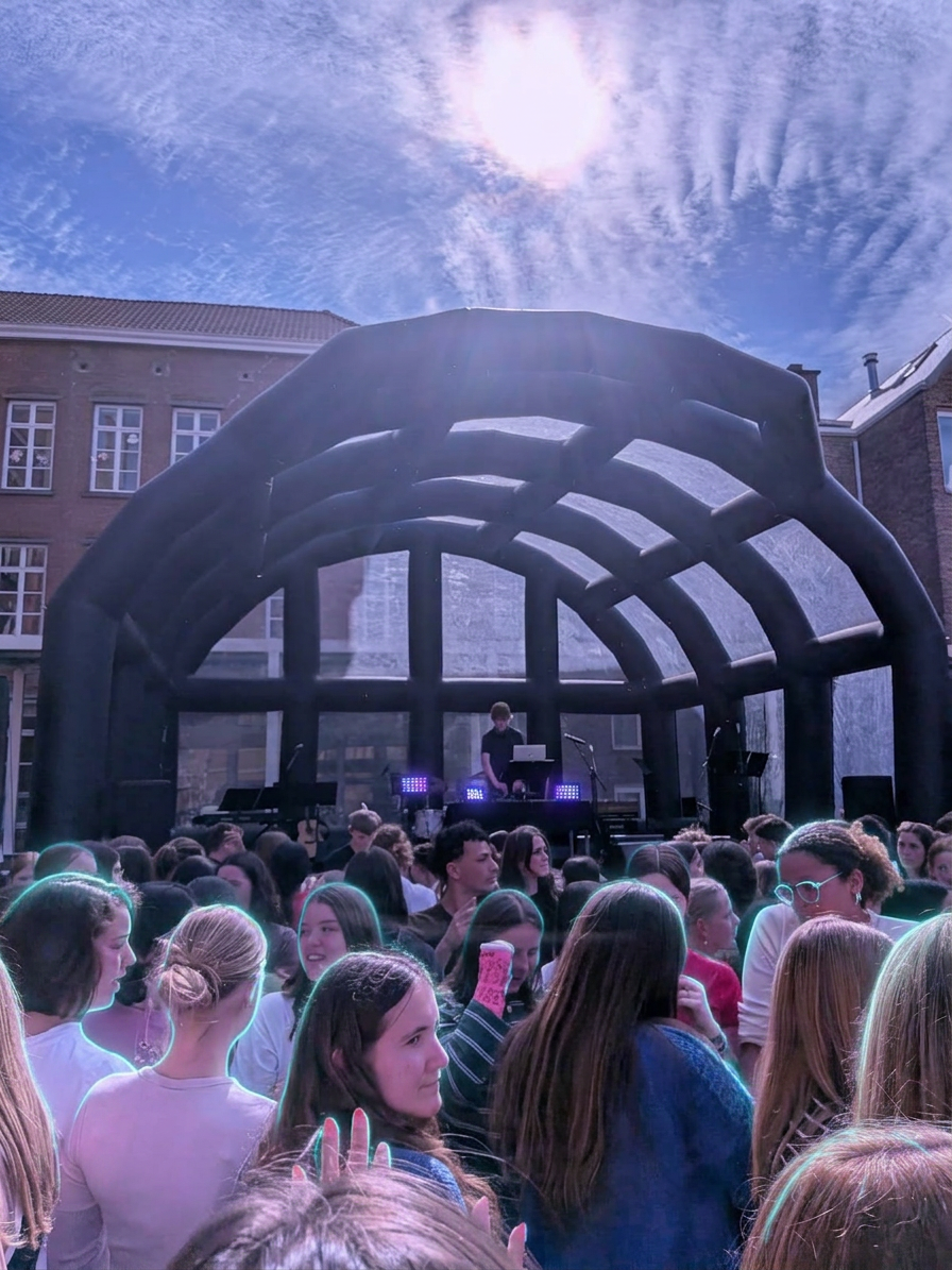 Volle dansvloer tijdens DJ Spacer set